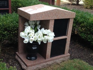 2 Niche Red Granites Cremation Columbarium for Family with Vase